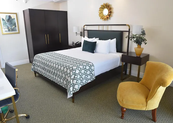 Courtleigh Hotel & Suites
